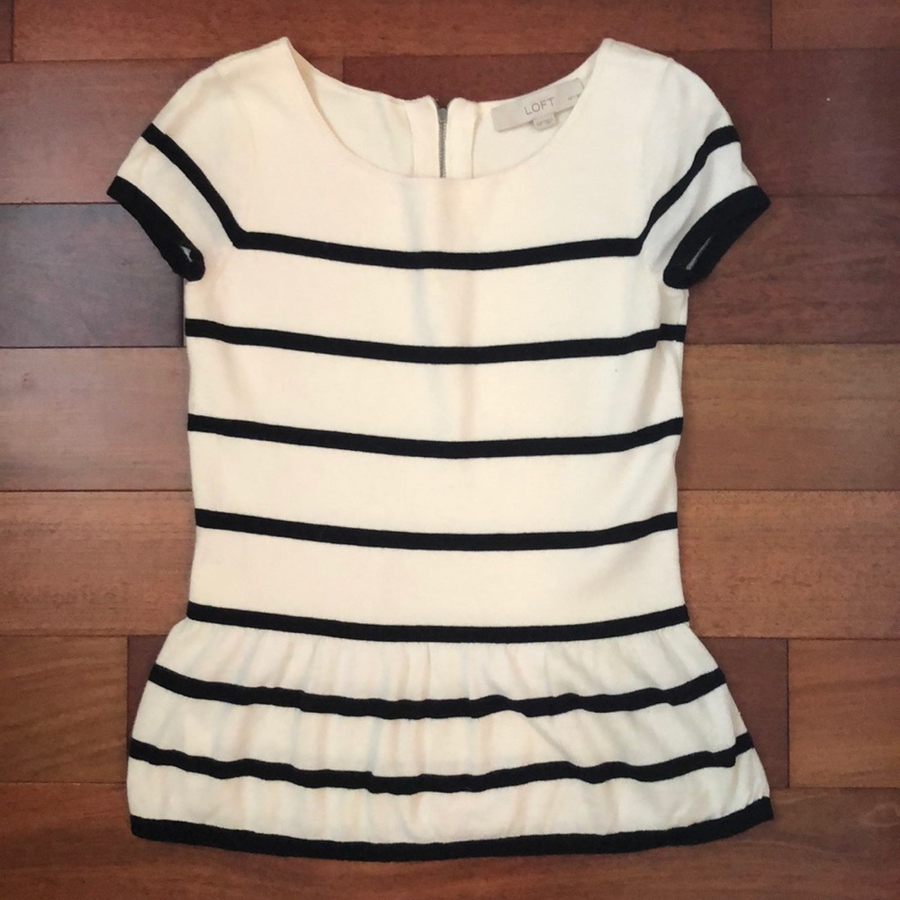 Short sleeve lightweight sweater.